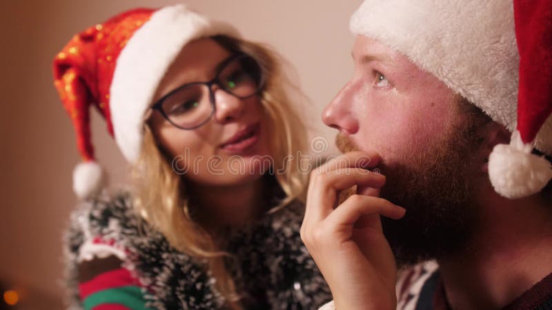 Niña torce su bigote de novios por navidad almacen de metraje de vídeo