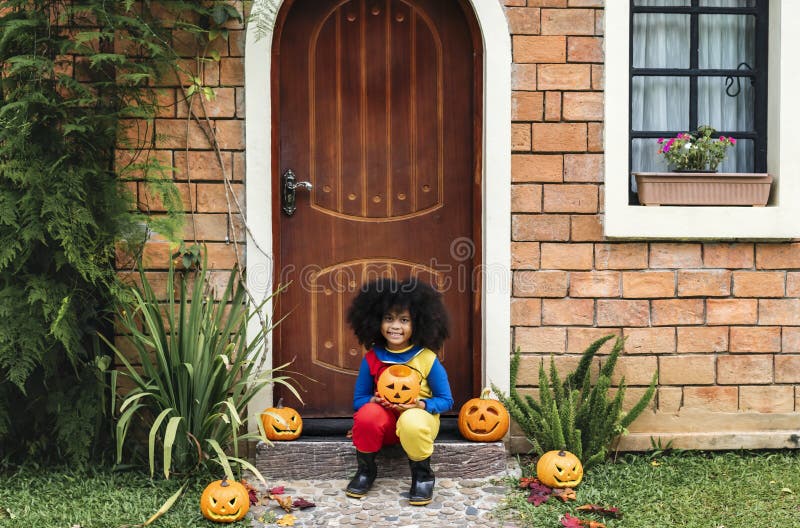 Niña vestida para arriba para Halloween fotografía de archivo libre de regalías Niña vestida para arriba para Halloween fotografía de archivo libre de regalías