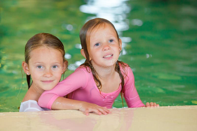 La Pequeña Muchacha Feliz Disfruta De Vacaciones Cerca De Piscina Al