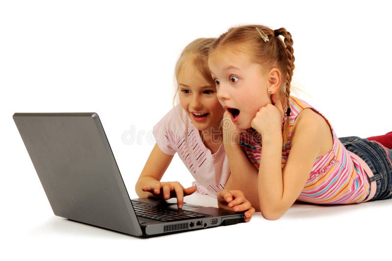 Niñas con la computadora portátil imágenes de archivo libres de regalías Niñas con la computadora portátil imágenes de archivo libres de regalías