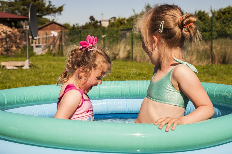 Niñas en piscina foto de archivo. Imagen de muchachas - 56447634