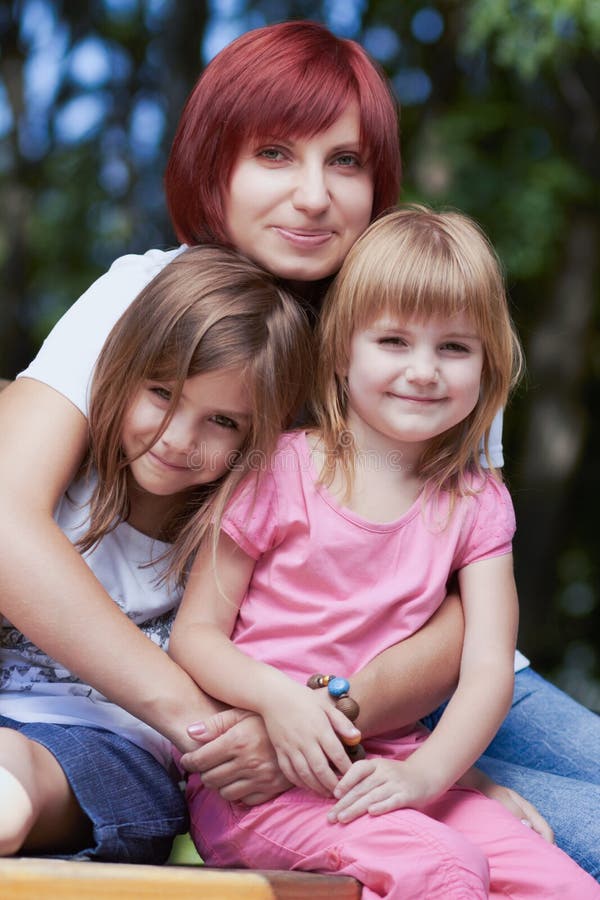Niñas lindas con su mamá al aire libre imagenes de archivo Niñas lindas con su mamá al aire libre imagenes de archivo