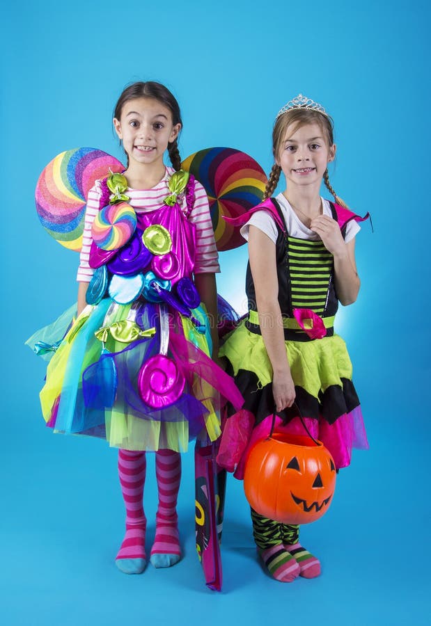 Niñas lindas en los disfraces de Halloween listos para ir truco o el tratar imagen de archivo Niñas lindas en los disfraces de Halloween listos para ir truco o el tratar imagen de archivo