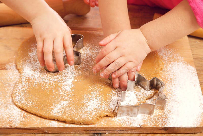 Niñas que cortan las galletas del pan de jengibre imagenes de archivo Niñas que cortan las galletas del pan de jengibre imagenes de archivo