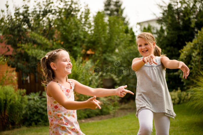 Niñez feliz - niños del baile fotos de archivo