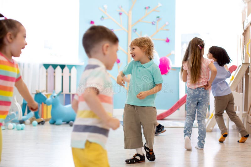 Niñez, ocio y concepto de la gente - grupo de niños felices que juegan el juego y el funcionamiento de la etiqueta en sitio espac fotos de archivo Niñez, ocio y concepto de la gente - grupo de niños felices que juegan el juego y el funcionamiento de la etiqueta en sitio espac fotos de archivo