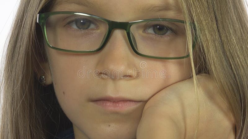 Niño aburrido triste que mira, retrato rubio de la muchacha, cara del niño, pantalla blanca de las lentes imagen de archivo libre de regalías Niño aburrido triste que mira, retrato rubio de la muchacha, cara del niño, pantalla blanca de las lentes imagen de archivo libre de regalías