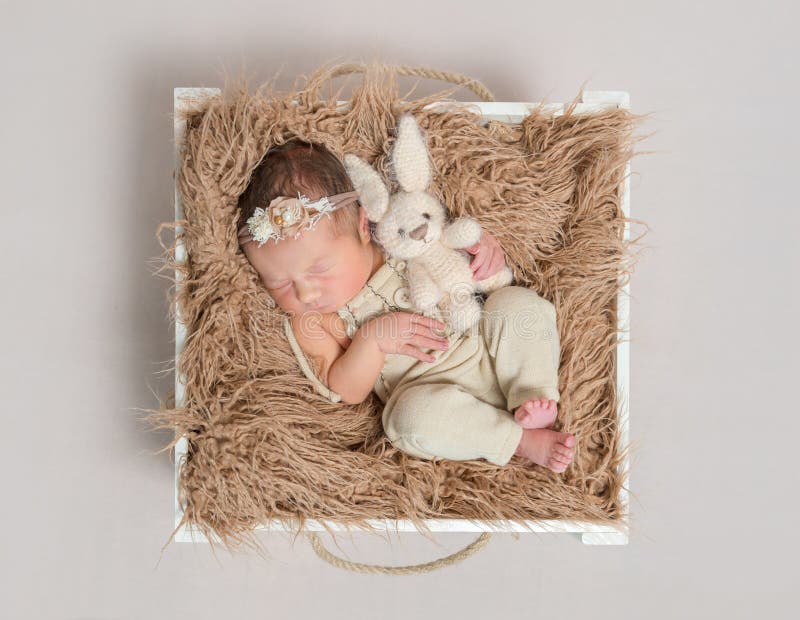 Niño adorable que toma una siesta con el juguete del conejo, topview imagen de archivo libre de regalías Niño adorable que toma una siesta con el juguete del conejo, topview imagen de archivo libre de regalías