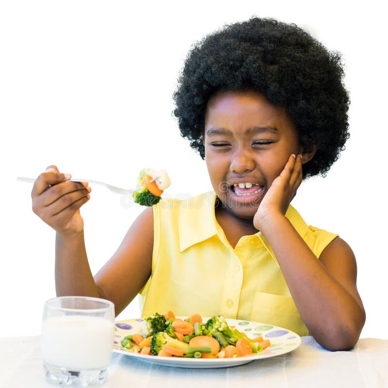 Niño africano que tira de la cara fea en la tabla de cena fotos de archivo libres de regalías Niño africano que tira de la cara fea en la tabla de cena fotos de archivo libres de regalías
