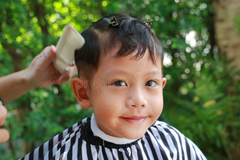 Niño asiático con corte de pelo de moda para un tipo imagen de archivo libre de regalías