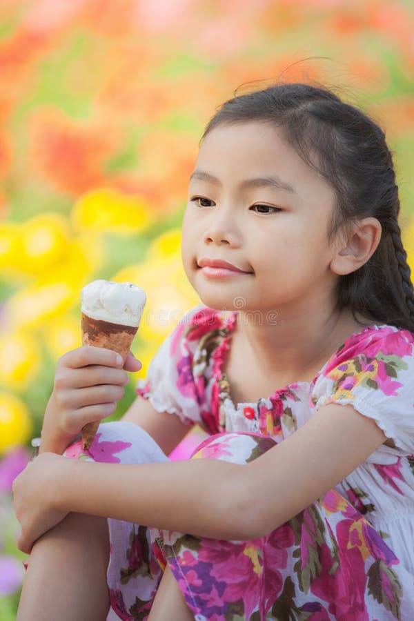 Niño asiático con helado fotos de archivo libres de regalías Niño asiático con helado fotos de archivo libres de regalías