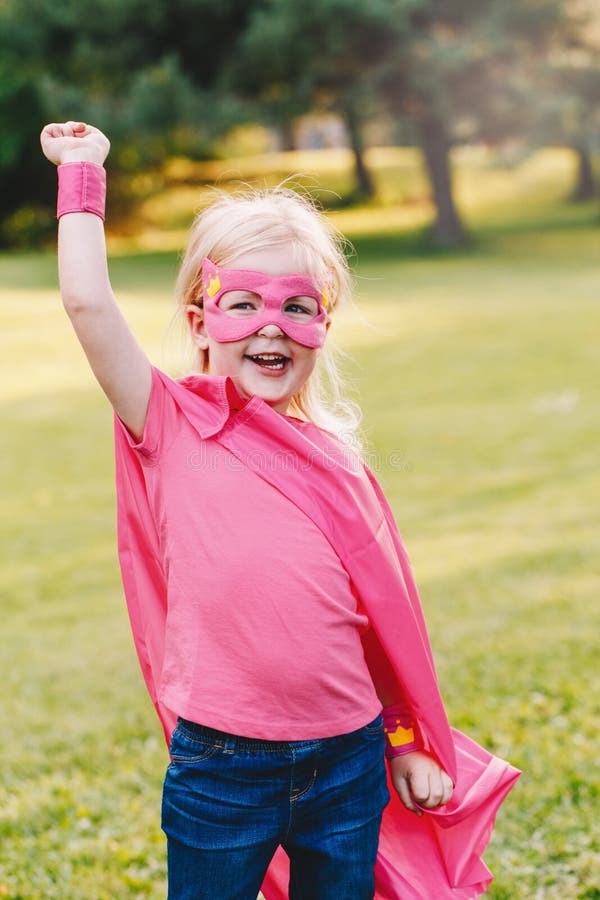 Niño caucásico preescolar que juega al super héroe en traje fotos de archivo libres de regalías Niño caucásico preescolar que juega al super héroe en traje fotos de archivo libres de regalías