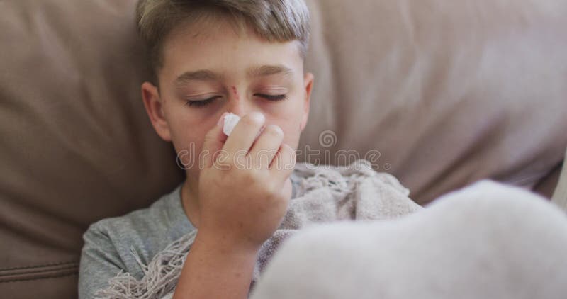 Niño caucásico que pasa tiempo solo metrajes