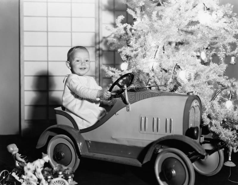 Niño con el coche del juguete debajo del árbol de navidad (todas las personas representadas no son vivas más largo y ningún estad fotos de archivo libres de regalías Niño con el coche del juguete debajo del árbol de navidad (todas las personas representadas no son vivas más largo y ningún estad fotos de archivo libres de regalías