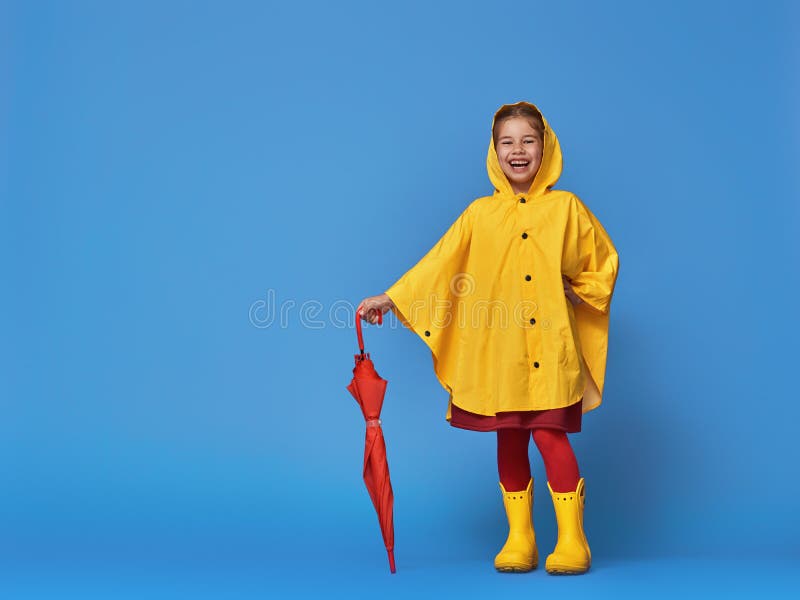 Niño con el paraguas rojo