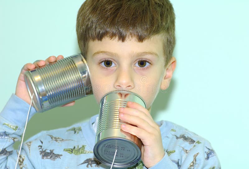 Niño con el teléfono de la poder fotografía de archivo libre de regalías Niño con el teléfono de la poder fotografía de archivo libre de regalías