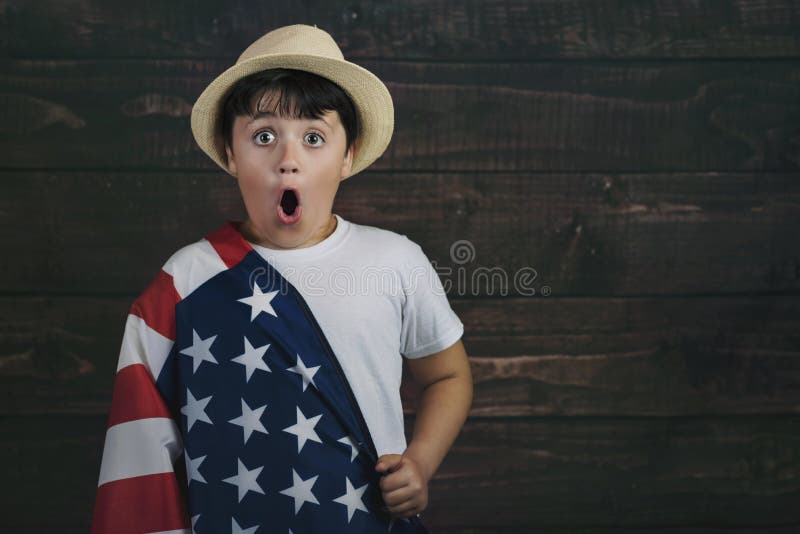 Niño con la bandera de los Estados Unidos foto de archivo Niño con la bandera de los Estados Unidos foto de archivo