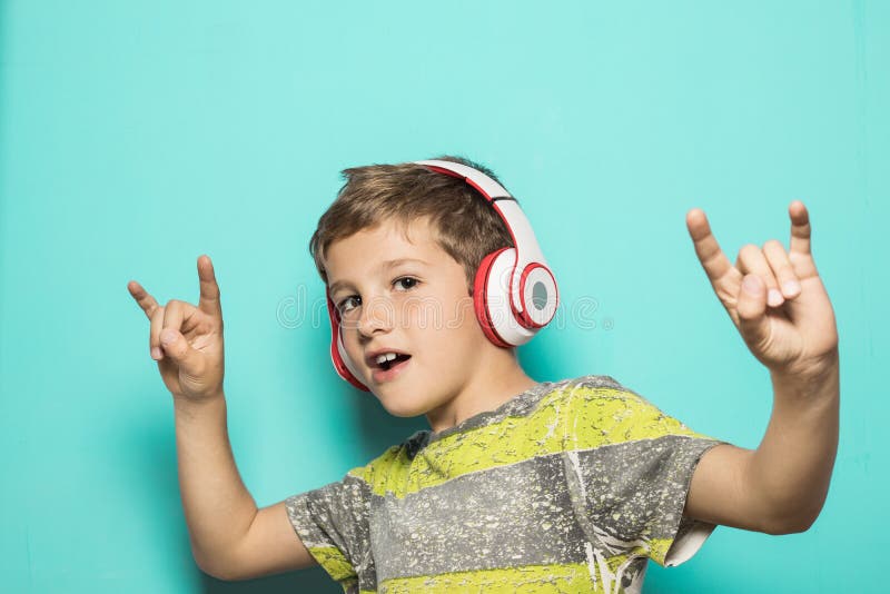 Niño con los auriculares de la música imagenes de archivo Niño con los auriculares de la música imagenes de archivo