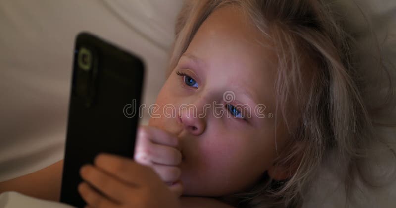 Niño con teléfono a la hora de acostarse metrajes