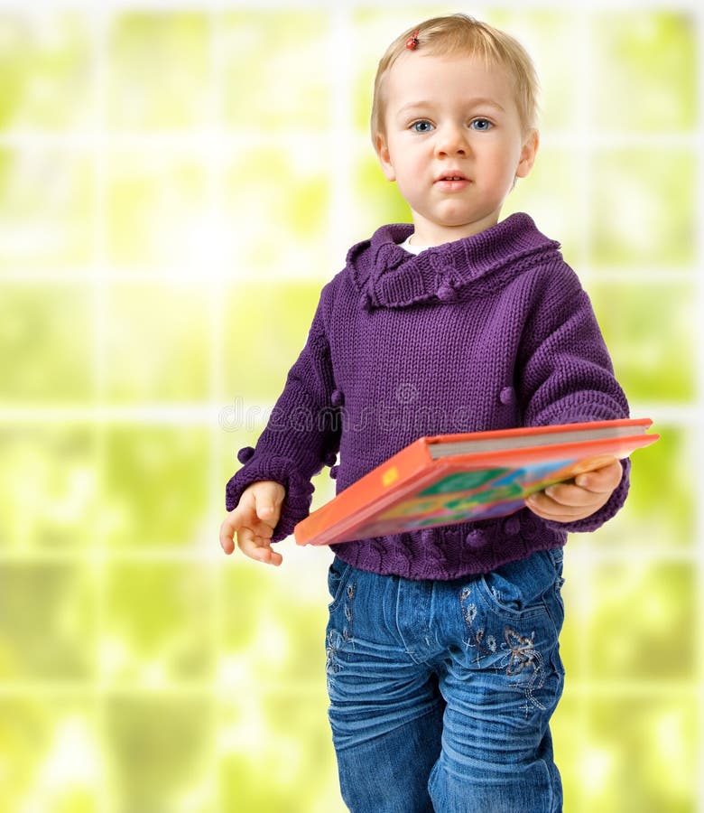 Niño con un libro imagen de archivo libre de regalías Niño con un libro imagen de archivo libre de regalías