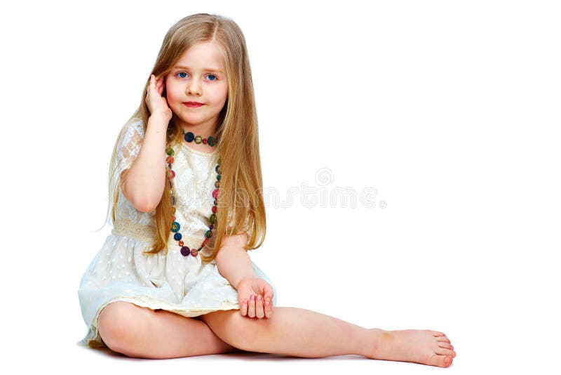 Niño de la muchacha con la localización larga del pelo rubio en un piso portr de la moda fotografía de archivo Niño de la muchacha con la localización larga del pelo rubio en un piso portr de la moda fotografía de archivo