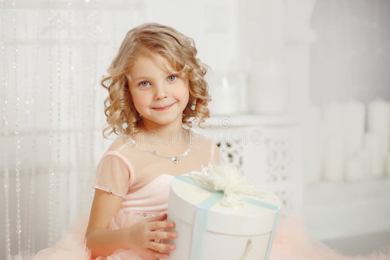 Niño de la muchacha en la Navidad hermosa adornado imagen de archivo Niño de la muchacha en la Navidad hermosa adornado imagen de archivo