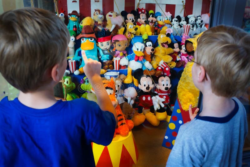 Niño de los niños que selecciona el juguete de Disney foto de archivo libre de regalías Niño de los niños que selecciona el juguete de Disney foto de archivo libre de regalías