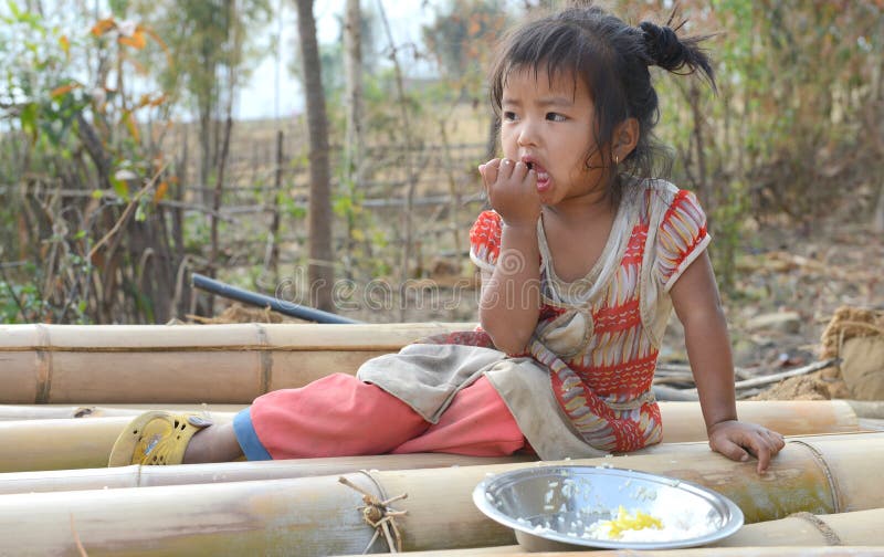 Niño del pueblo que come la comida imagen de archivo Niño del pueblo que come la comida imagen de archivo