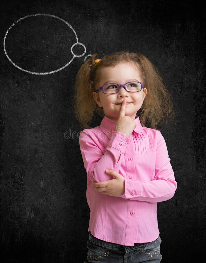 Niño divertido en las lentes que colocan la pizarra cercana de la escuela fotos de archivo libres de regalías Niño divertido en las lentes que colocan la pizarra cercana de la escuela fotos de archivo libres de regalías