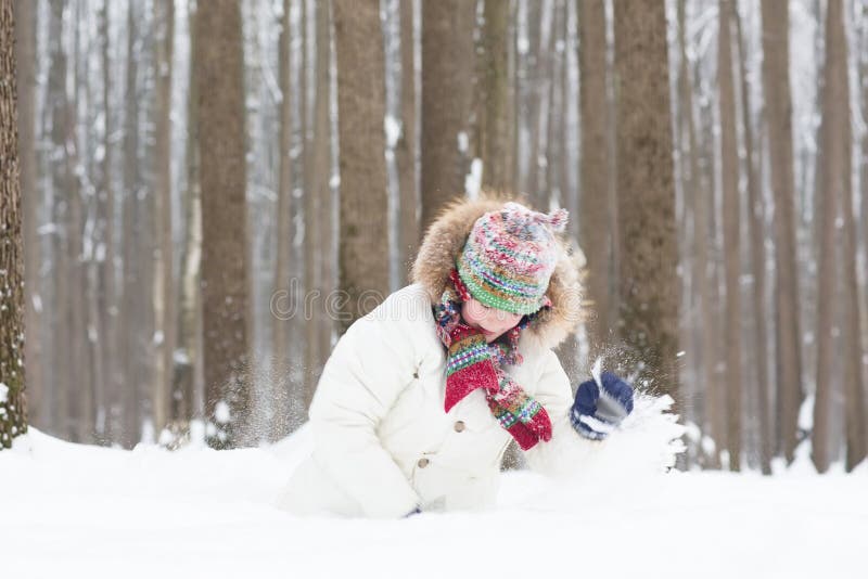 Niño divertido que cava en la nieve imágenes de archivo libres de regalías Niño divertido que cava en la nieve imágenes de archivo libres de regalías