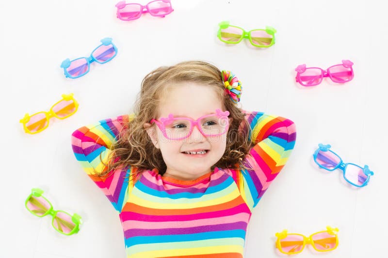 Niño en el niño de la prueba de la vista del ojo en optitian Gafas para los niños