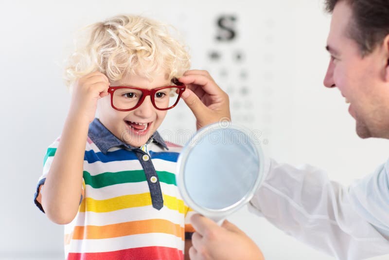 Niño en el niño de la prueba de la vista del ojo en optitian Gafas para los niños