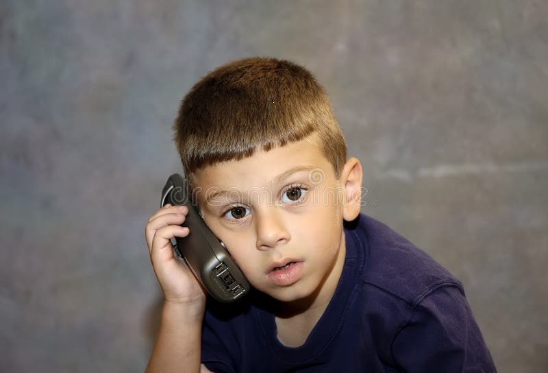 Niño en el teléfono imagenes de archivo Niño en el teléfono imagenes de archivo