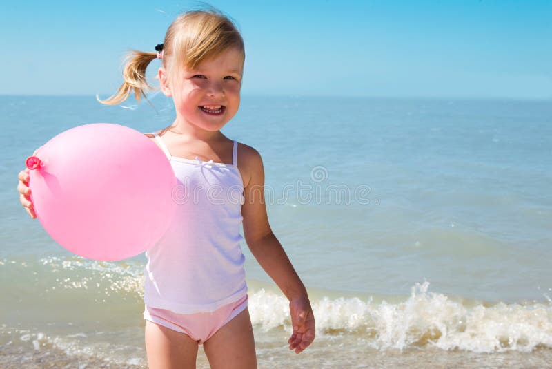 Niño en la costa del mar foto de archivo. Imagen de cubo 10638508