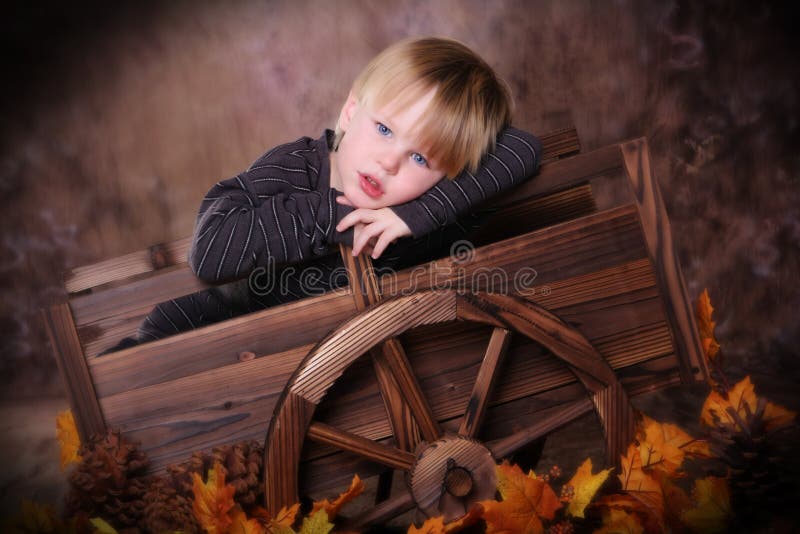 Niño en otoño fotografía de archivo Niño en otoño fotografía de archivo