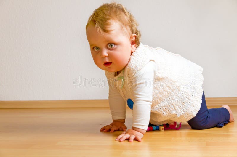 Niño en un piso de entarimado imagen de archivo libre de regalías Niño en un piso de entarimado imagen de archivo libre de regalías