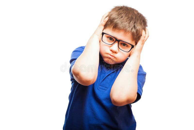 Niño enfadado que cubre sus oídos imagenes de archivo Niño enfadado que cubre sus oídos imagenes de archivo