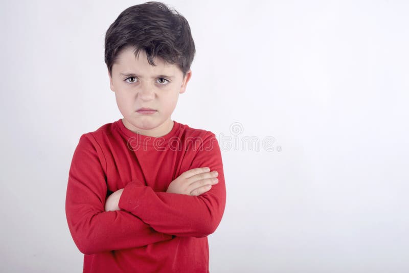 Niño enojado con los brazos doblados imágenes de archivo libres de regalías Niño enojado con los brazos doblados imágenes de archivo libres de regalías