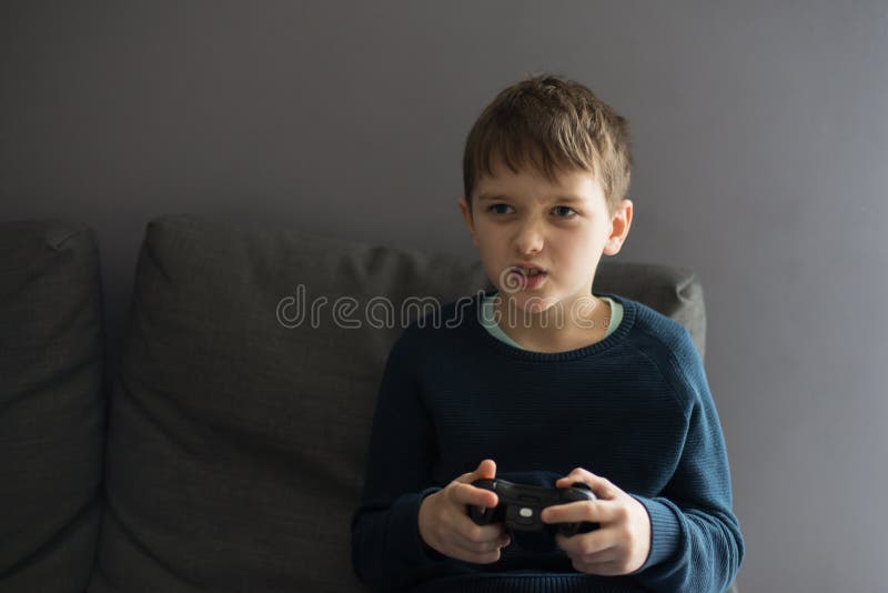 Niño enojado que juega a los videojuegos