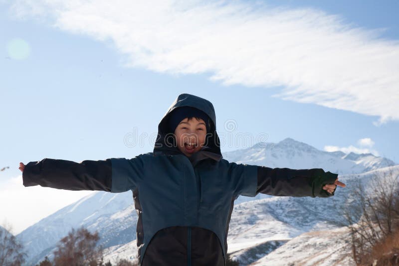 Niño feliz caminando en montañas soleadas ropa de niños para las montañas retrato cercano sonriente fotografía de archivo