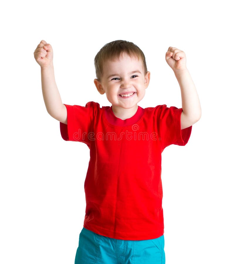 Niño feliz en camiseta roja con las manos para arriba aisladas