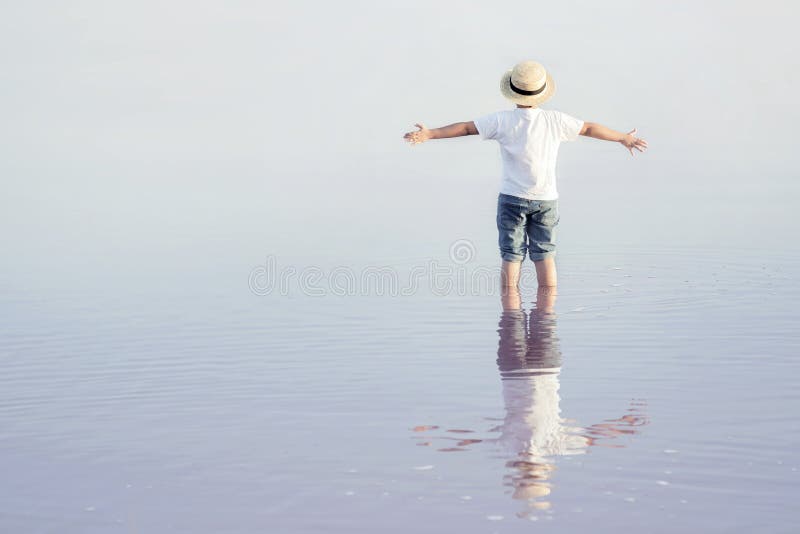 Niño feliz en el mar imágenes de archivo libres de regalías Niño feliz en el mar imágenes de archivo libres de regalías