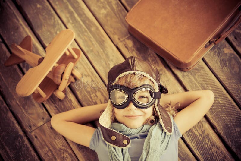 Niño feliz que juega con el aeroplano del juguete fotografía de archivo libre de regalías