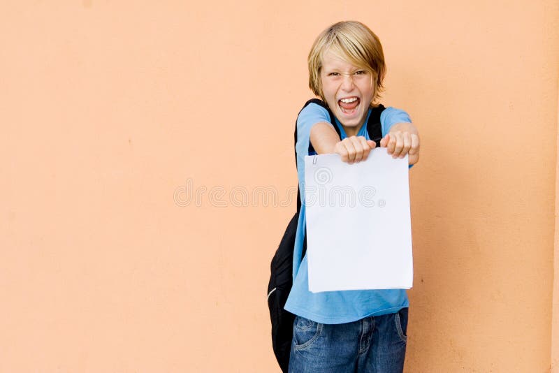 Niño feliz que muestra buenos resultados del examen foto de archivo Niño feliz que muestra buenos resultados del examen foto de archivo