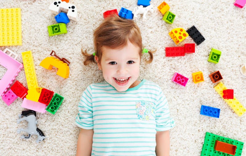 Niño feliz que ríe y que juega con el constructor de los juguetes imágenes de archivo libres de regalías Niño feliz que ríe y que juega con el constructor de los juguetes imágenes de archivo libres de regalías