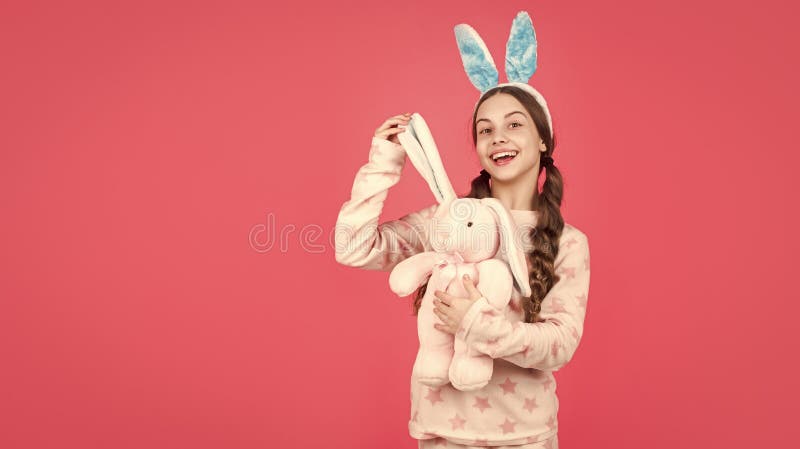Niño gracioso en oídos de conejo. adolescente sonriente en ropa de dormir. cacería de conejitos. solo diversión. imagen de archivo