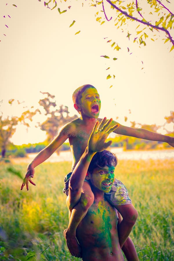 Niño indio que juega con el color en festival del holi fotos de archivo libres de regalías Niño indio que juega con el color en festival del holi fotos de archivo libres de regalías
