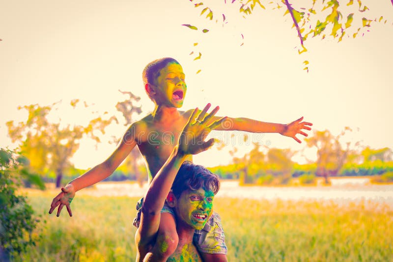 Niño indio que juega con el color en festival del holi foto de archivo libre de regalías Niño indio que juega con el color en festival del holi foto de archivo libre de regalías