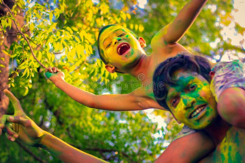Niño indio que juega con el color en festival del holi imágenes de archivo libres de regalías Niño indio que juega con el color en festival del holi imágenes de archivo libres de regalías