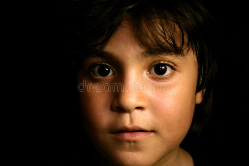 Niño joven hispánico lindo que mira adelante fotografía de archivo